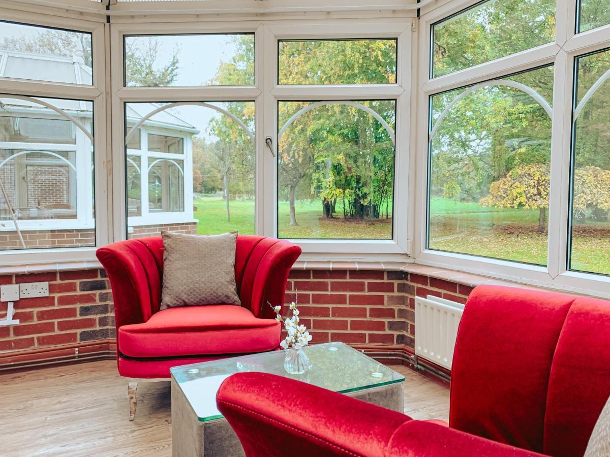 Trivelles Waterhall Country Gatwick Hotel & Airport Parking Crawley  Zewnętrze zdjęcie
