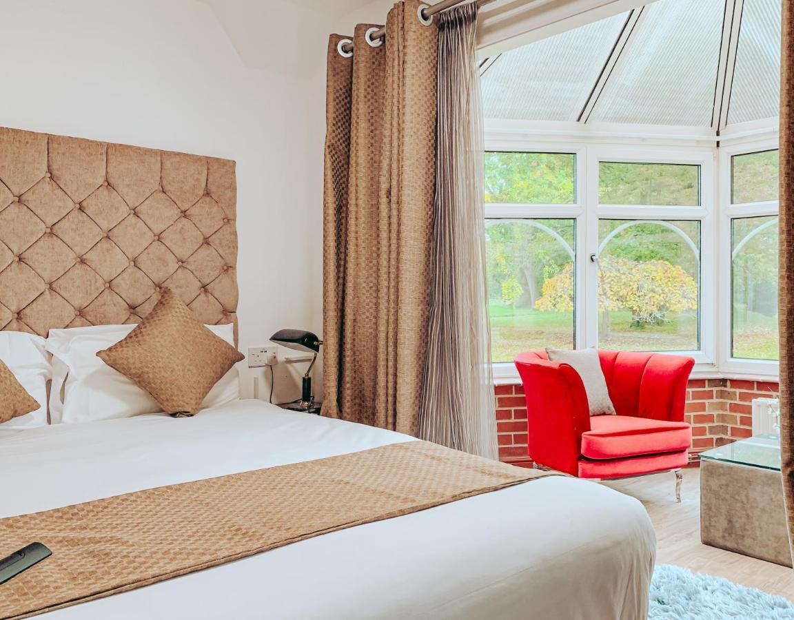 Trivelles Waterhall Country Gatwick Hotel & Airport Parking Crawley  Zewnętrze zdjęcie