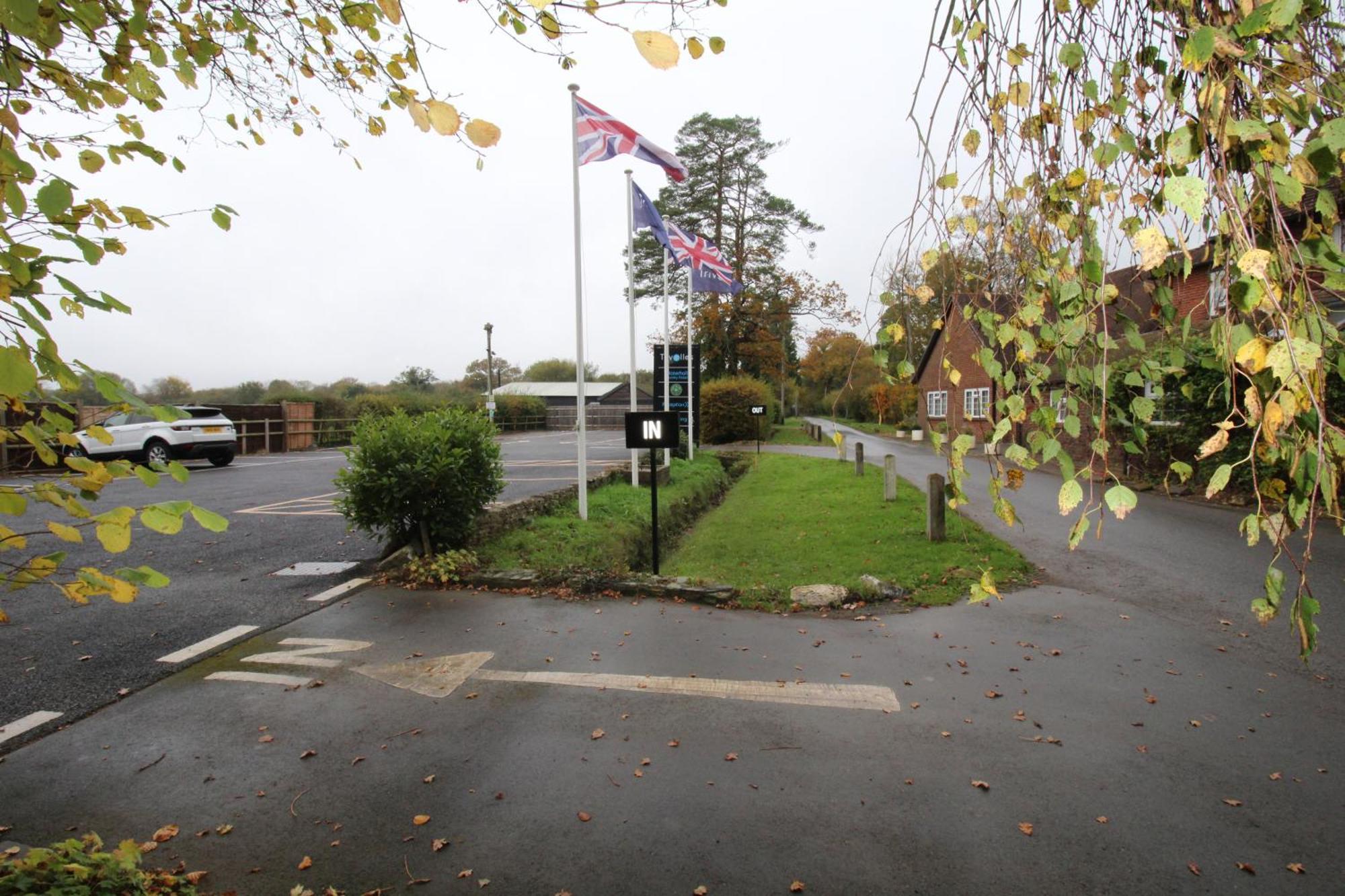 Trivelles Waterhall Country Gatwick Hotel & Airport Parking Crawley  Zewnętrze zdjęcie