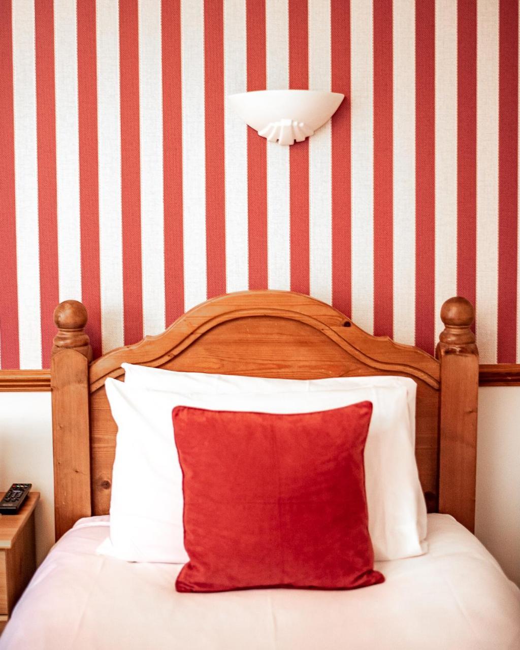 Trivelles Waterhall Country Gatwick Hotel & Airport Parking Crawley  Zewnętrze zdjęcie