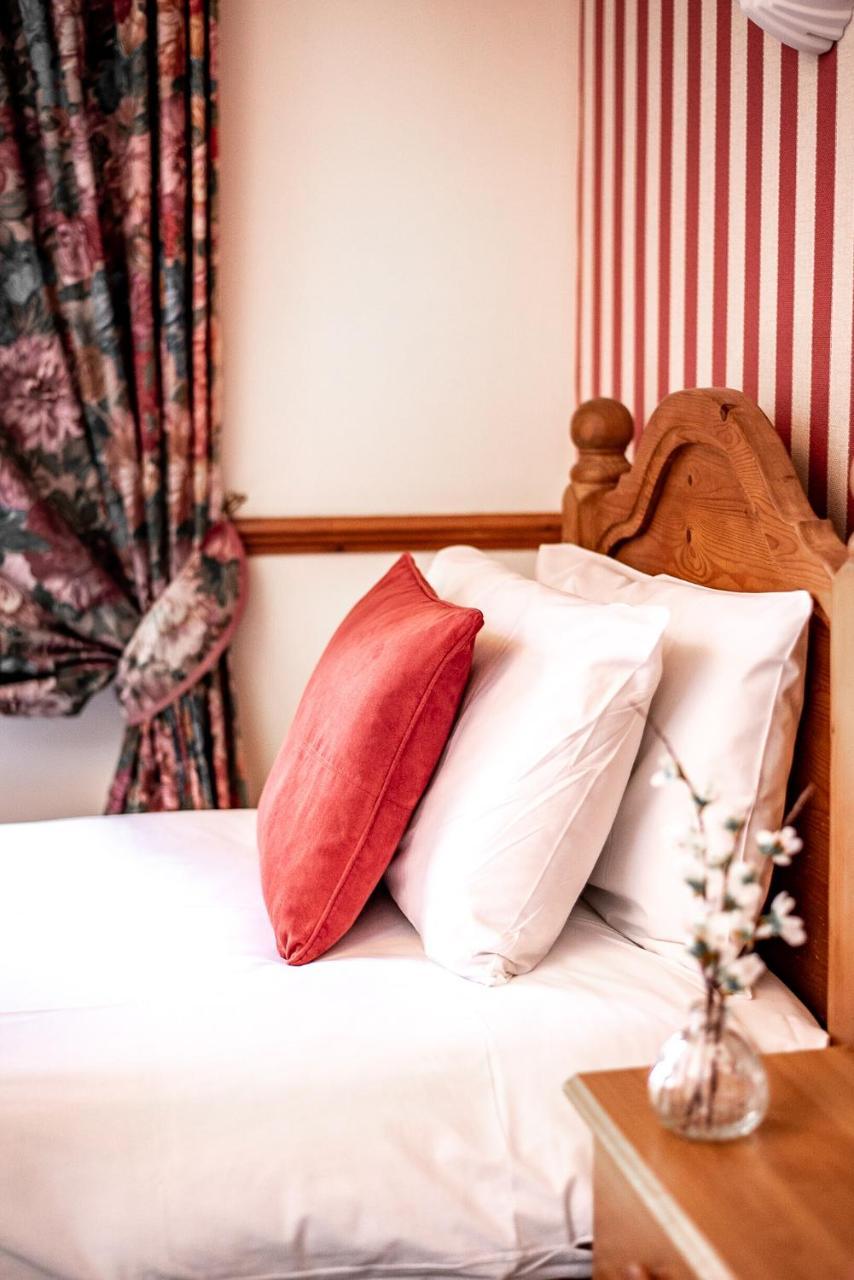 Trivelles Waterhall Country Gatwick Hotel & Airport Parking Crawley  Zewnętrze zdjęcie