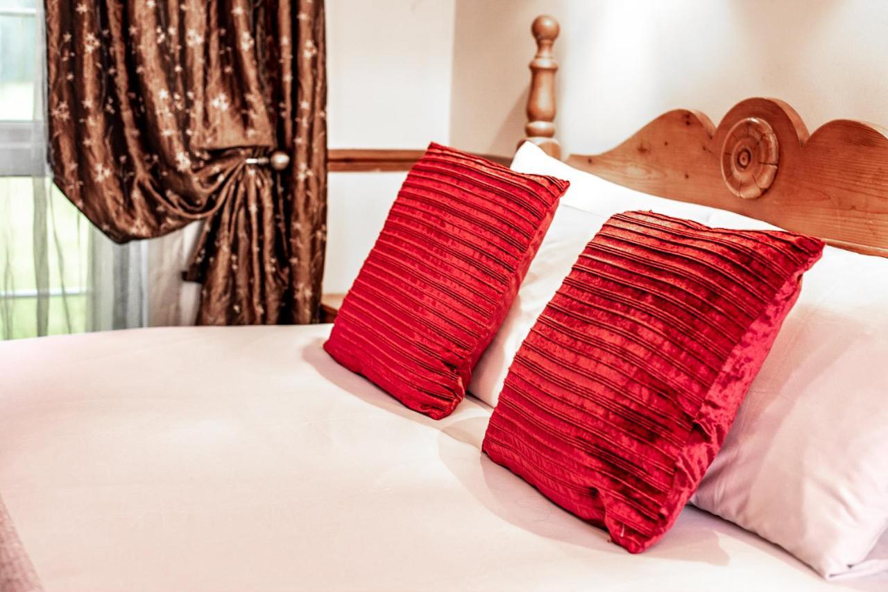 Trivelles Waterhall Country Gatwick Hotel & Airport Parking Crawley  Zewnętrze zdjęcie