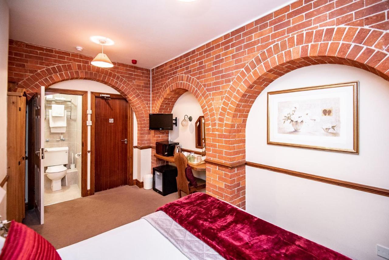 Trivelles Waterhall Country Gatwick Hotel & Airport Parking Crawley  Zewnętrze zdjęcie