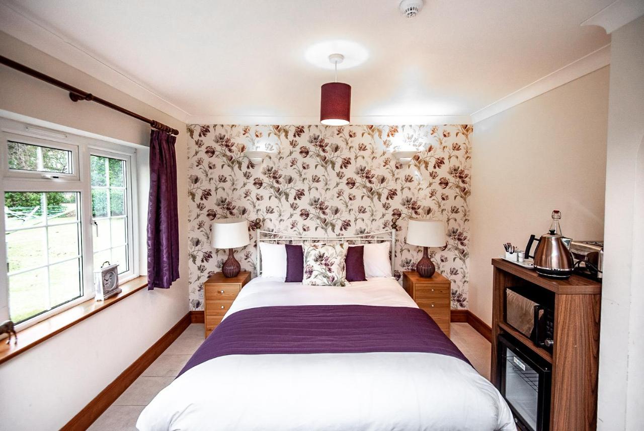 Trivelles Waterhall Country Gatwick Hotel & Airport Parking Crawley  Zewnętrze zdjęcie
