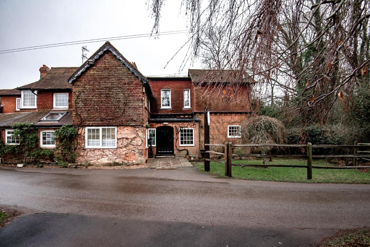 Trivelles Waterhall Country Gatwick Hotel & Airport Parking Crawley  Zewnętrze zdjęcie