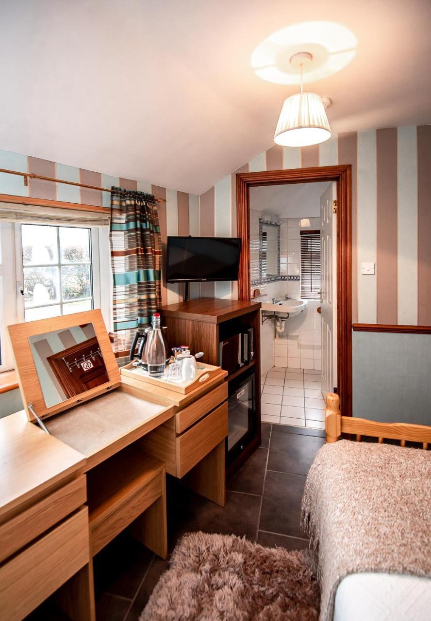 Trivelles Waterhall Country Gatwick Hotel & Airport Parking Crawley  Zewnętrze zdjęcie