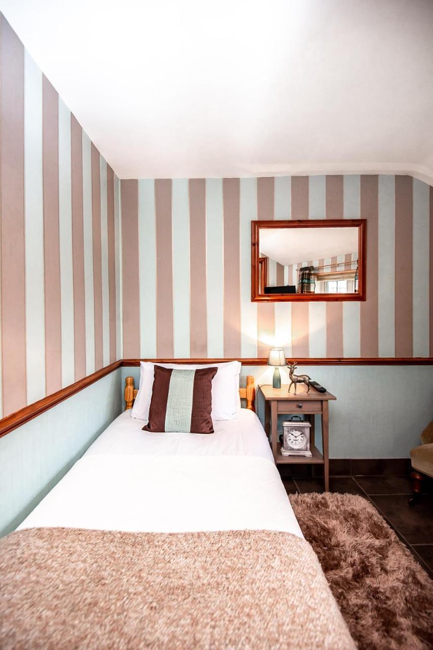 Trivelles Waterhall Country Gatwick Hotel & Airport Parking Crawley  Zewnętrze zdjęcie