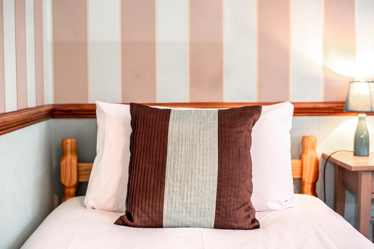 Trivelles Waterhall Country Gatwick Hotel & Airport Parking Crawley  Zewnętrze zdjęcie