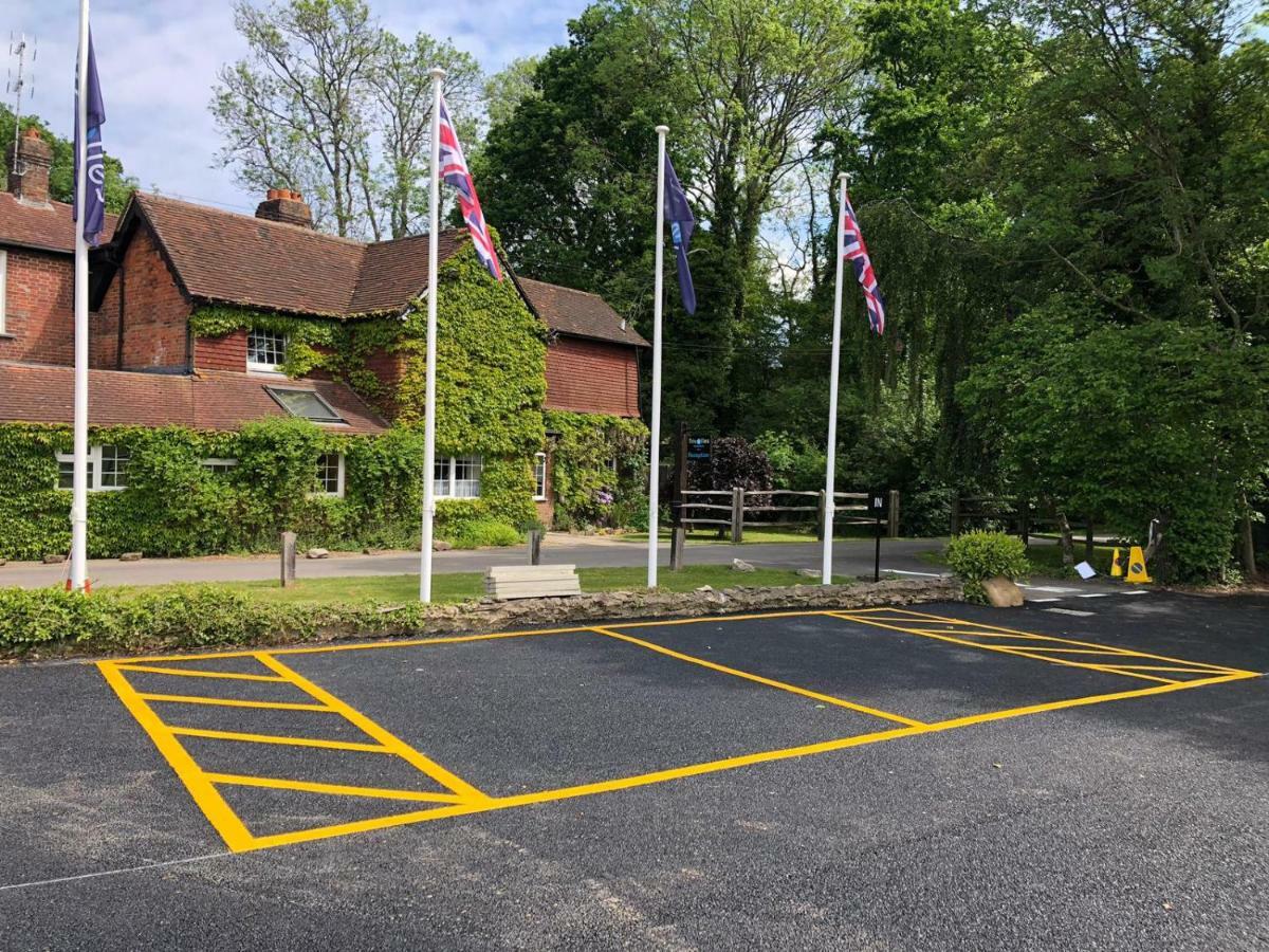 Trivelles Waterhall Country Gatwick Hotel & Airport Parking Crawley  Zewnętrze zdjęcie