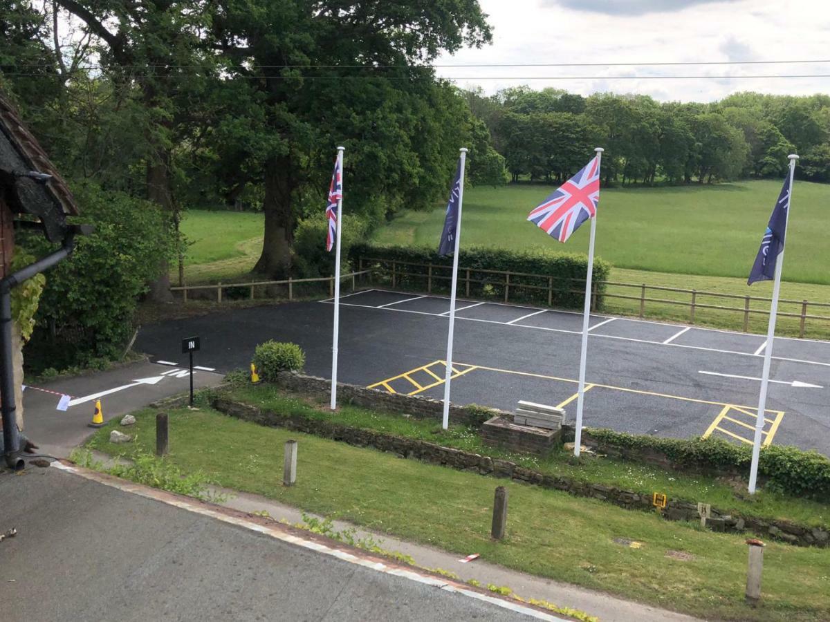Trivelles Waterhall Country Gatwick Hotel & Airport Parking Crawley  Zewnętrze zdjęcie