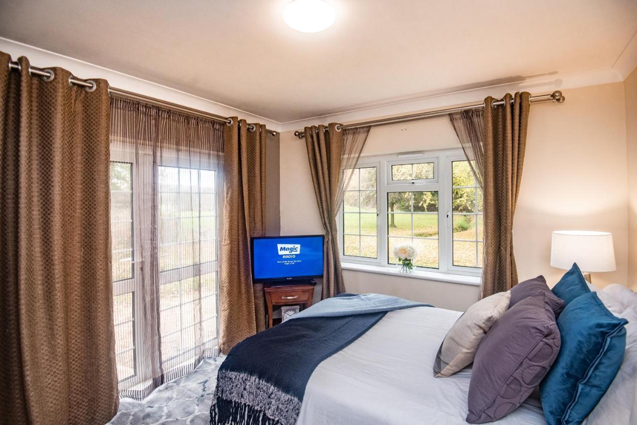 Trivelles Waterhall Country Gatwick Hotel & Airport Parking Crawley  Zewnętrze zdjęcie