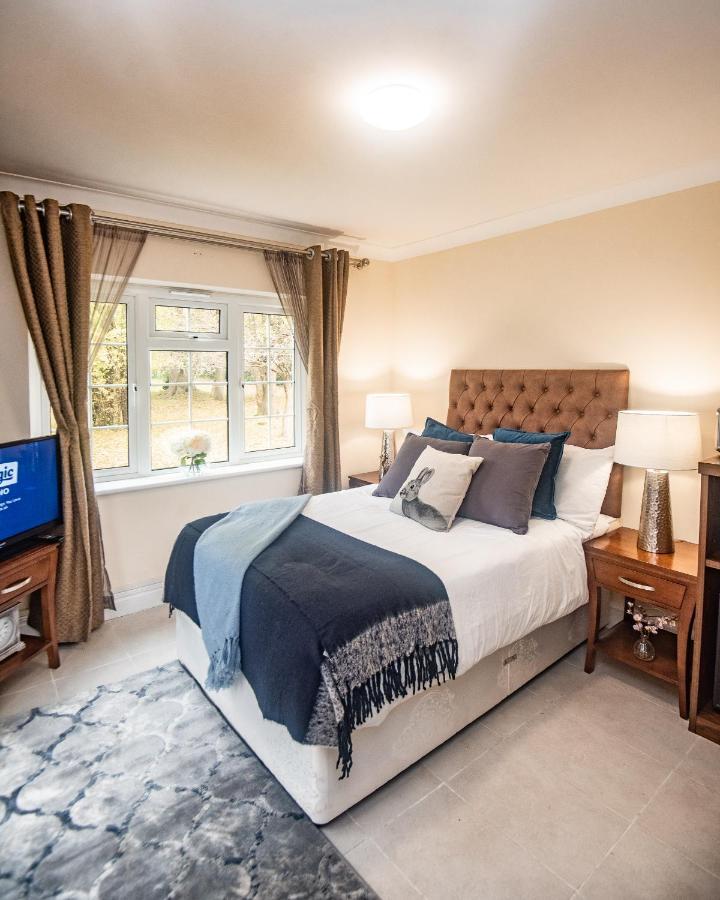 Trivelles Waterhall Country Gatwick Hotel & Airport Parking Crawley  Zewnętrze zdjęcie