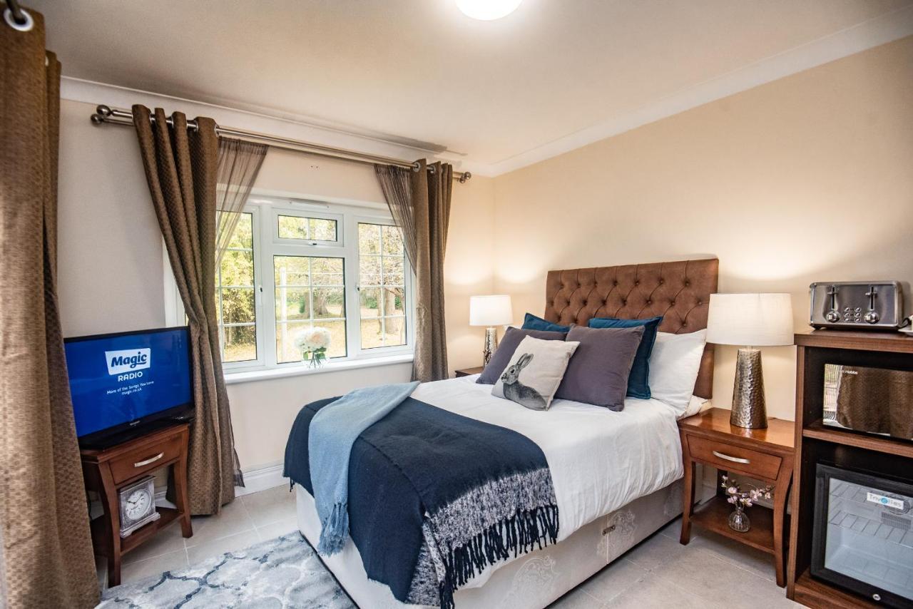 Trivelles Waterhall Country Gatwick Hotel & Airport Parking Crawley  Zewnętrze zdjęcie